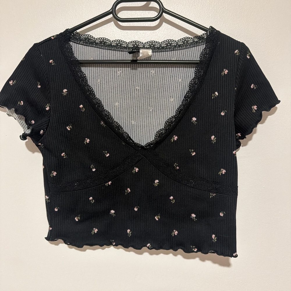 H&M Black V-Neck Lace-Trim Floral Crop Top